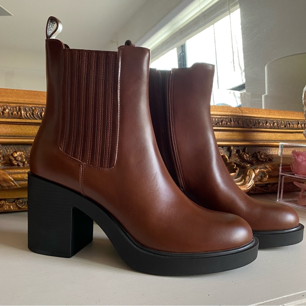 *NEW* STEVE MADDEN BOOTS - SIZE 10